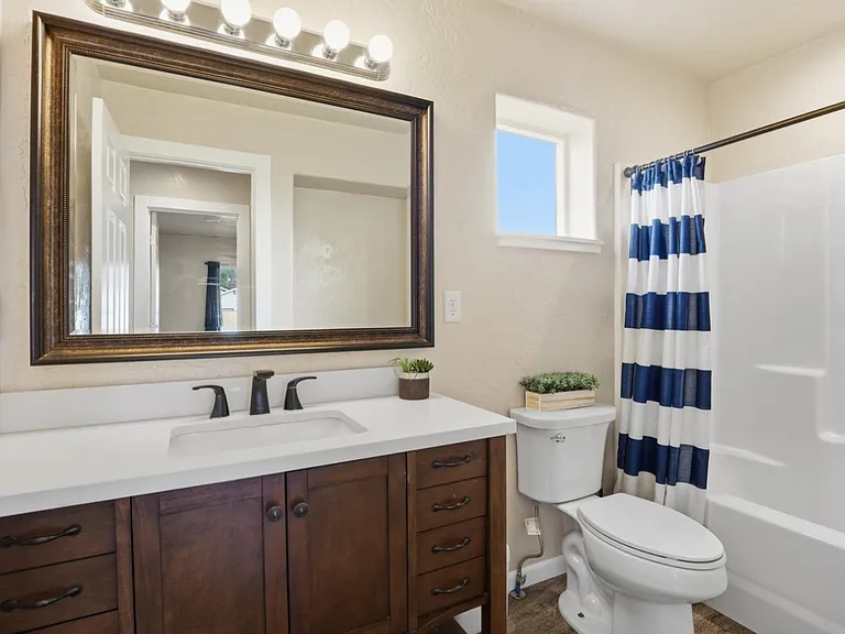 2725 N Miami Ct — Photo 8