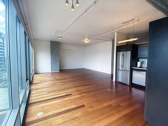 3rd image of 1100 S Hope St APT 1509