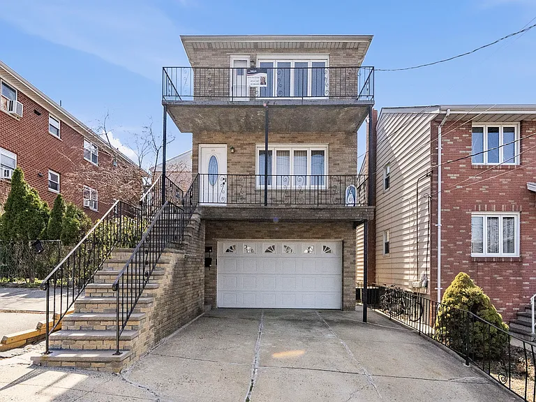 370 Henry St — Photo 2
