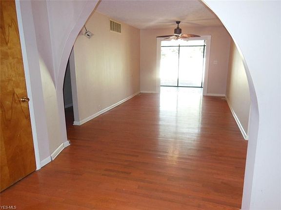 5th image of 139 Forsythia Ave
