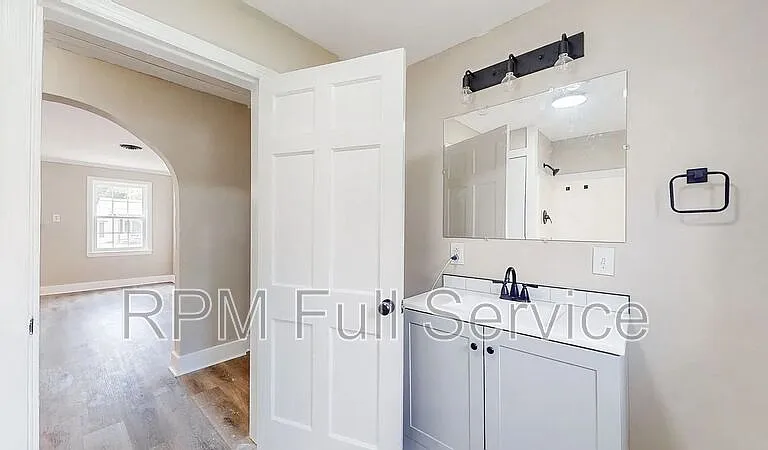 246 E Woodrow St — Photo 14