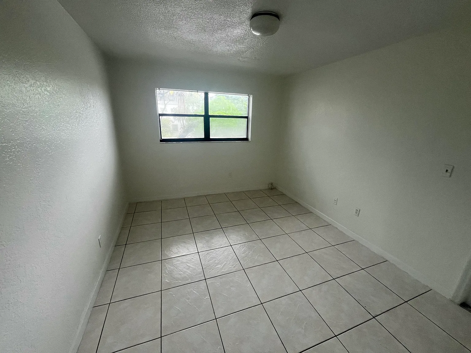 2 bed, 1.0 bath, 2592 sqft, $1,750 — Photo 2