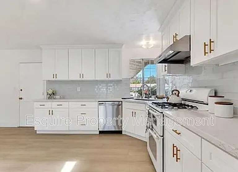 906 Granby St — Photo 11