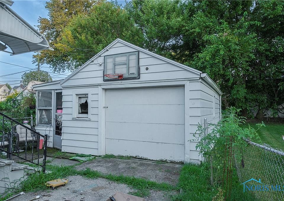 2nd image of 451 W Crawford Ave
