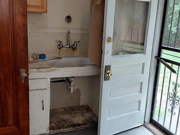 5th image of 7023 Curtis St