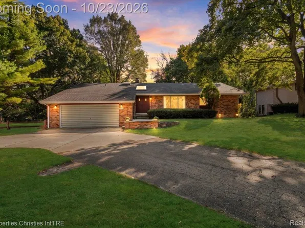 2779 W Wattles Rd, Troy, MI 48098