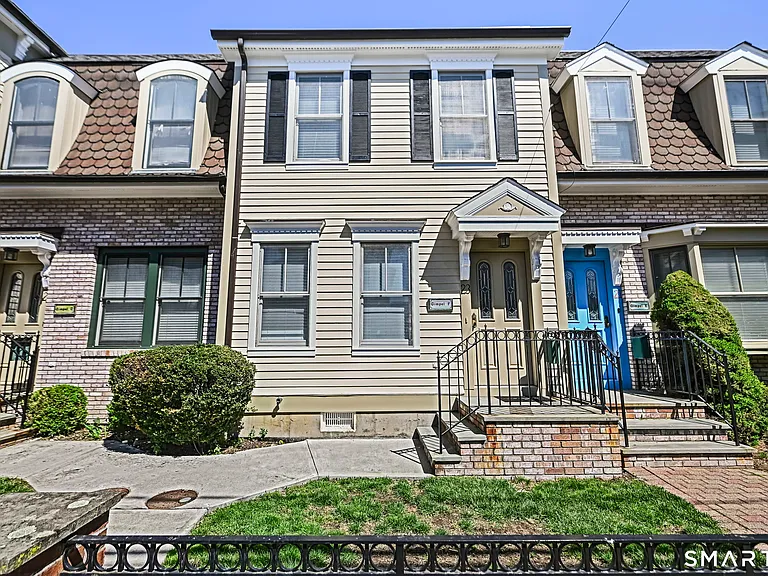 23 Dolsen Pl — Photo 1