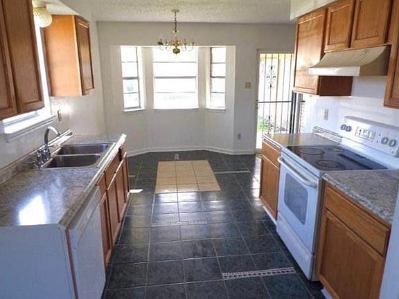 4th image of 2229 Cambridge Dr