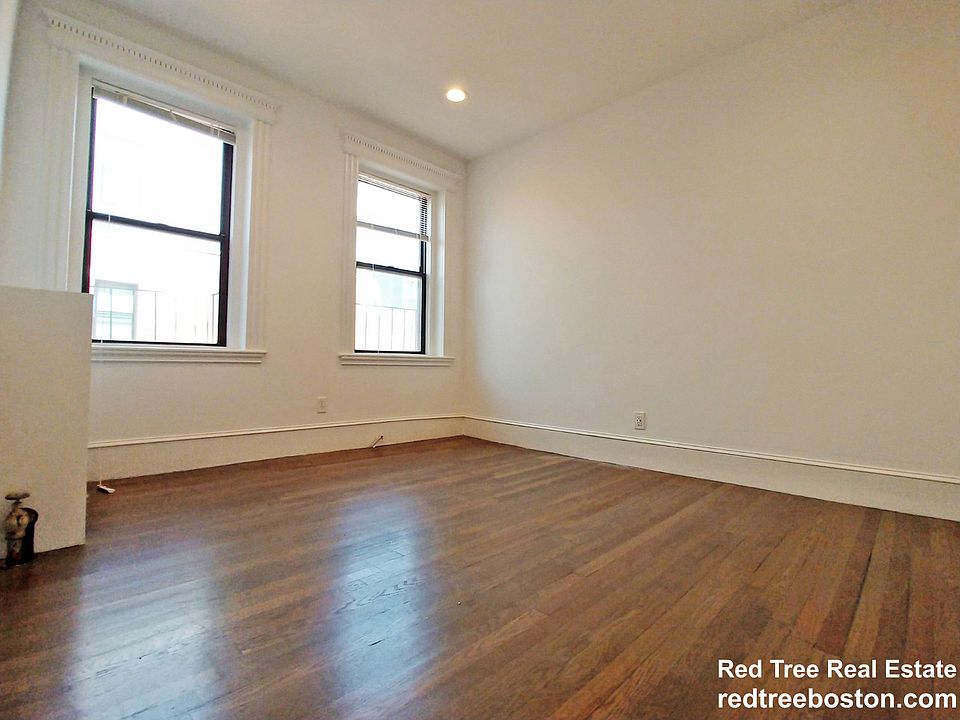2nd image of 11 Peterborough St APT 6