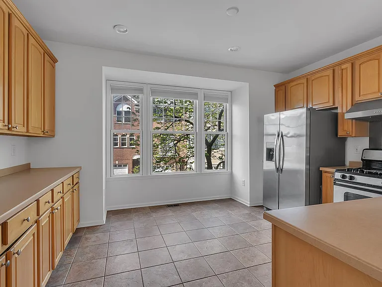 451 Albany Ct — Photo 3