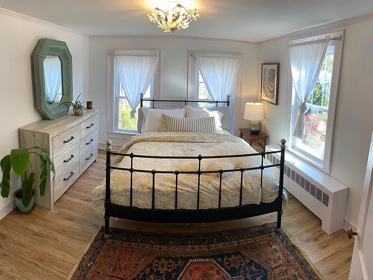 Master bedroom w ensuite bathroom