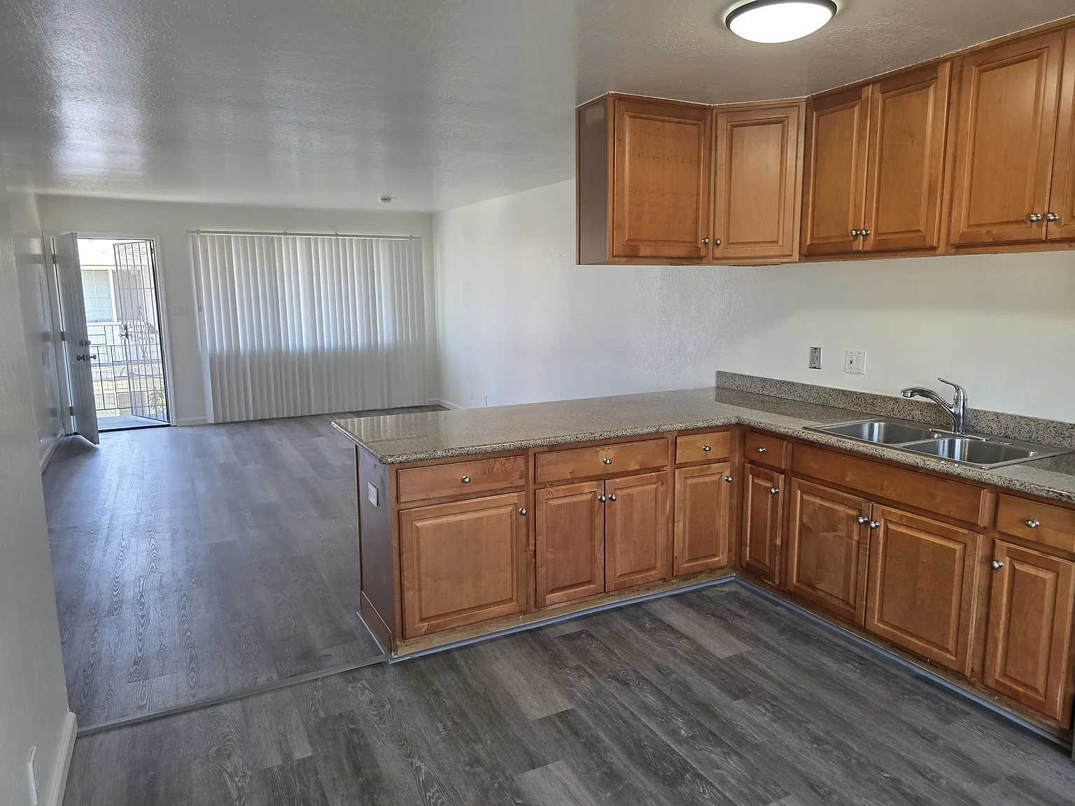 2 bed, 850 sqft, $2,470 — Photo 3