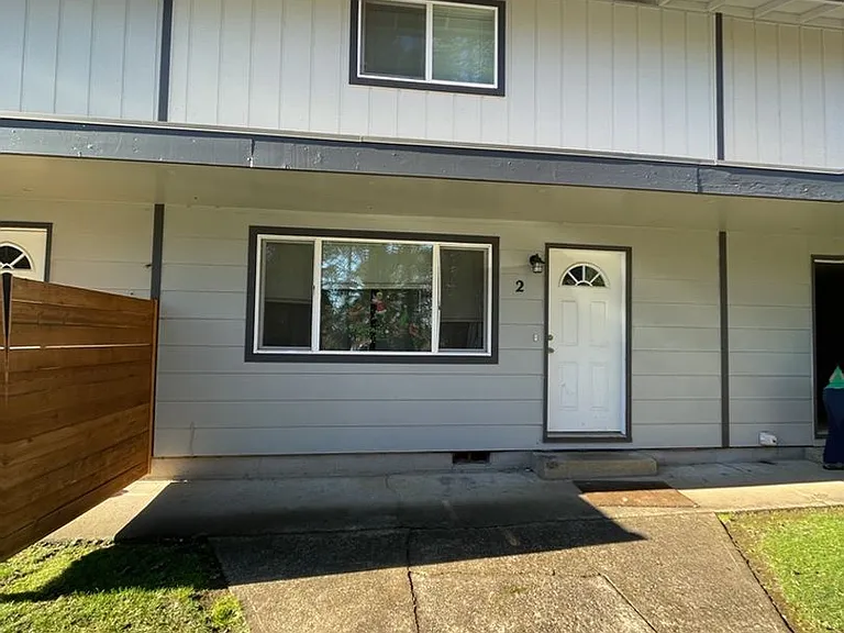 350 NW Willamina Dr — Photo 2