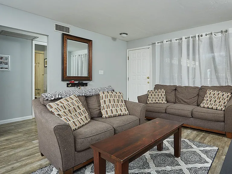 3906 N Stone Ave — Photo 4