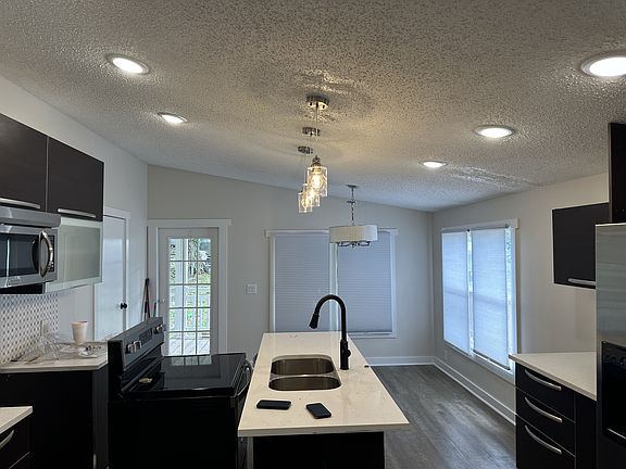 2nd image of 807 Jenkins Ct