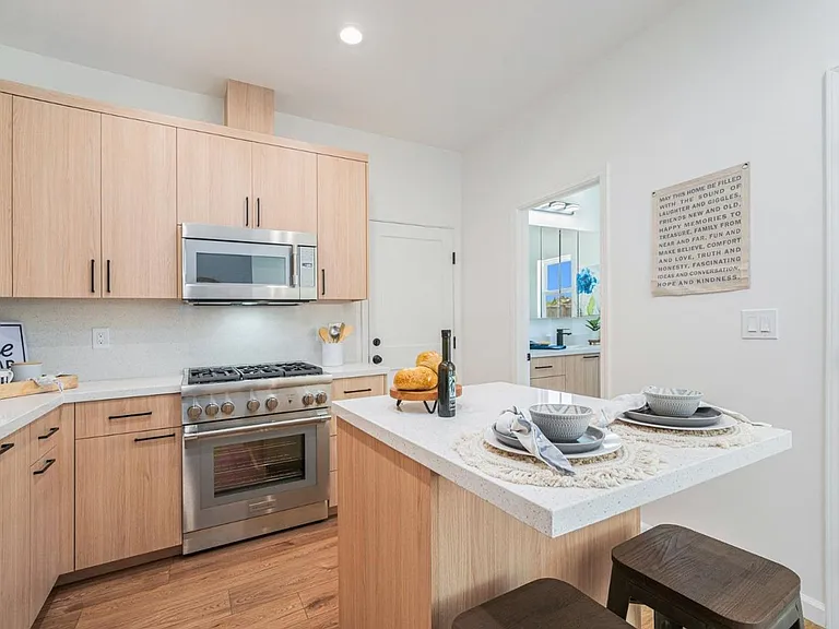 731 Beatrice St — Photo 15