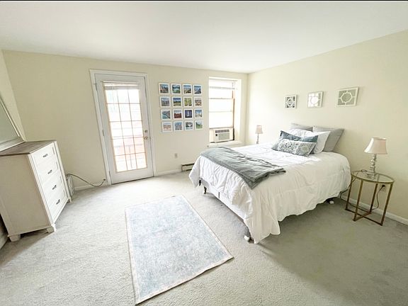 3rd image of 329-331 Main St E #3