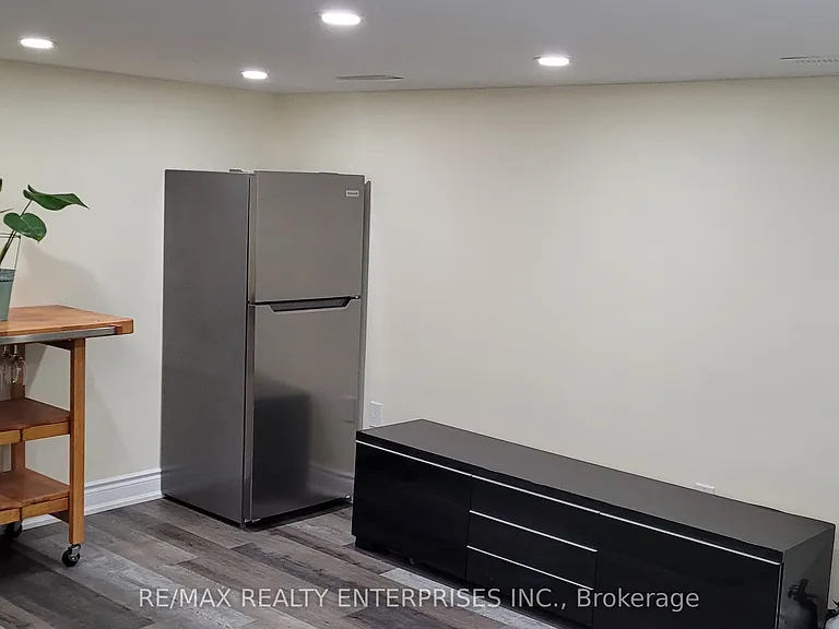 65A Chambers Ave — Photo 2