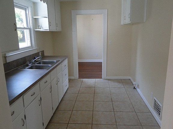 4th image of 305 Burgess St