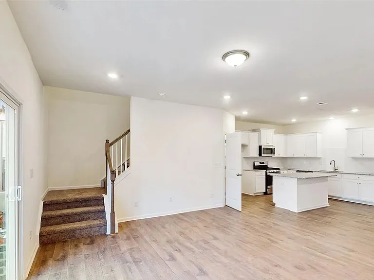 2833 Aubrey St — Photo 6