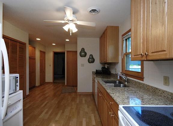 4th image of 11018 Hillside Ln W