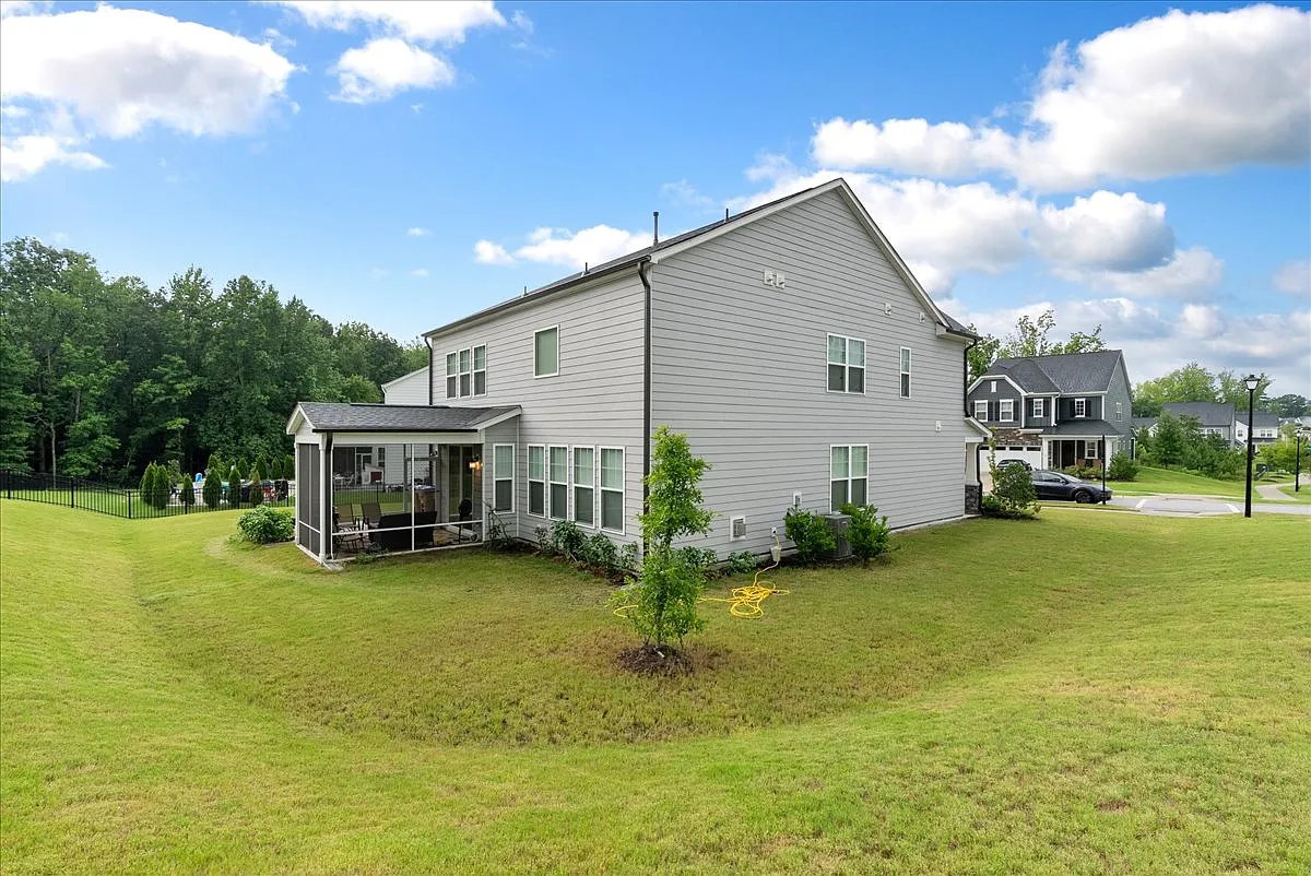 5 bed, 2863 sqft, $2,999 — Photo 4
