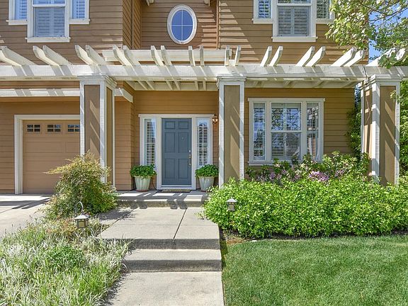3rd image of 215 Old Vine Way