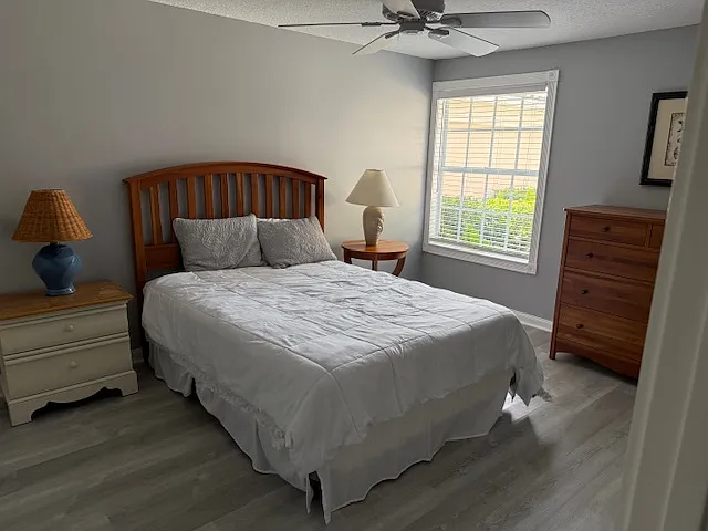 Secondary Bedroom w/ Queen Bed