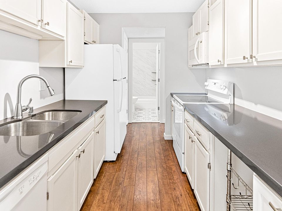1st image of 132 Demont Ave E APT 330