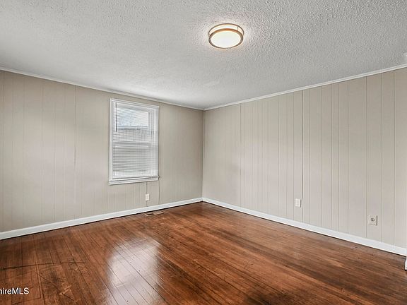 3rd image of 17 Chamberlain Ave #17