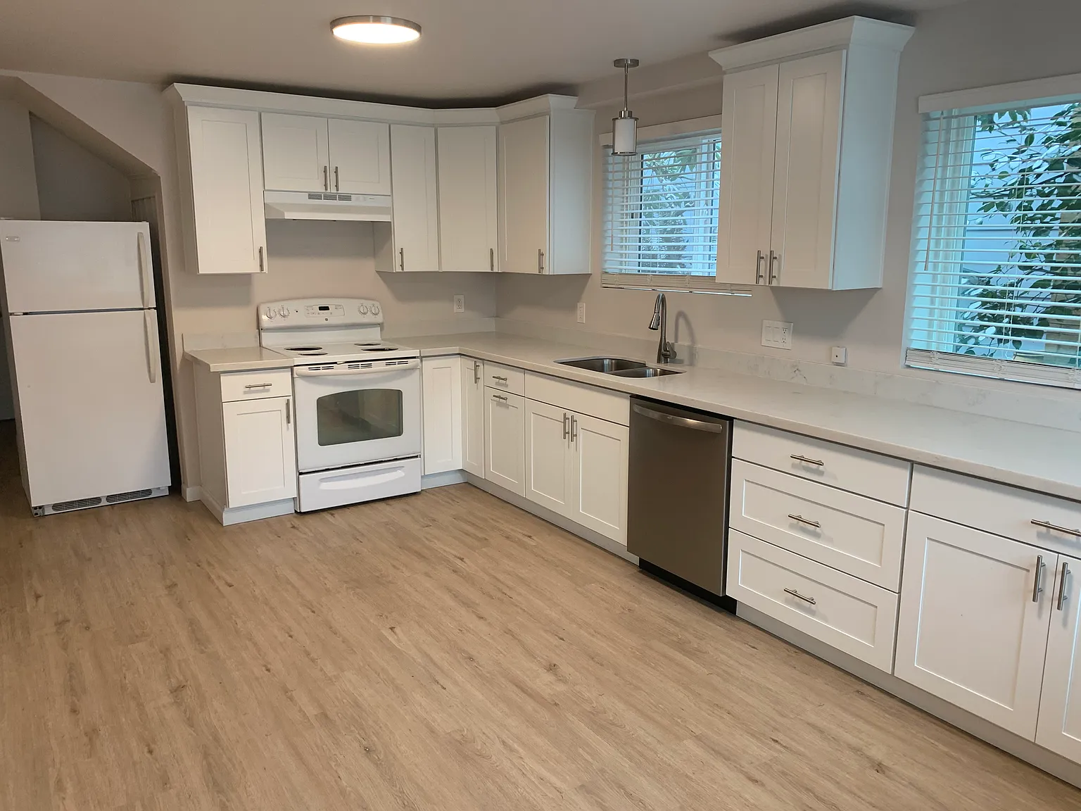 13729 Greenwood Ave — Photo 3