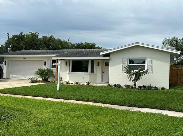 1563 Eden Isle Blvd NE, Saint Petersburg, FL 33704