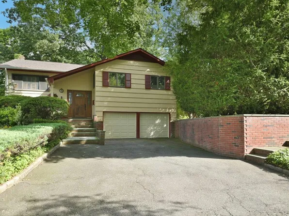 5 Radcliff Drive, Great Neck, NY 11024