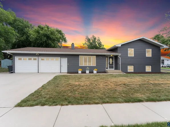 508 S 2nd Ave, Brandon, SD 57005