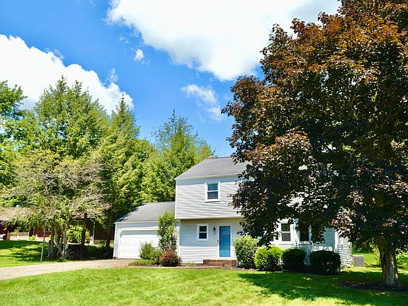 3rd image of 10 Arrowhead Dr