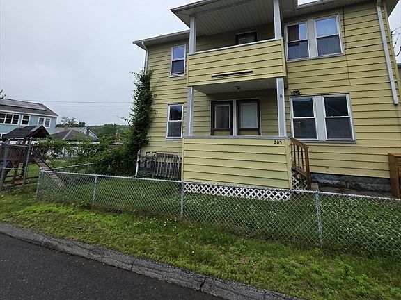 3rd image of 205 Woodland St