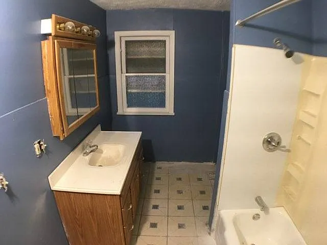 469 Rhodes Ave — Photo 7
