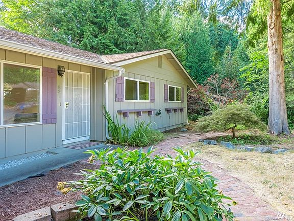 3rd image of 821 207th Pl NE