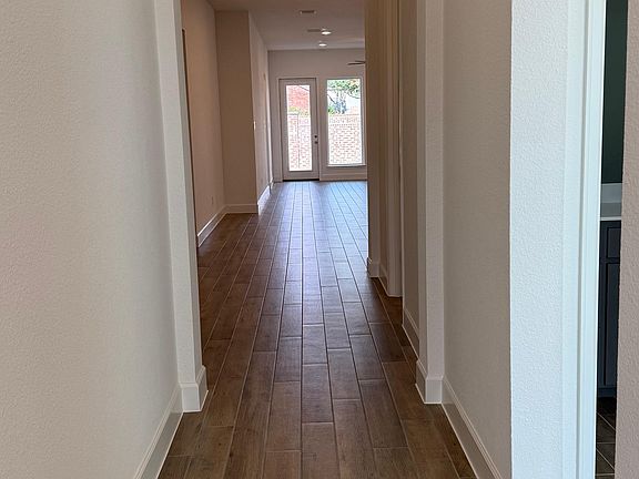 4th image of 2543 Auburn St #1