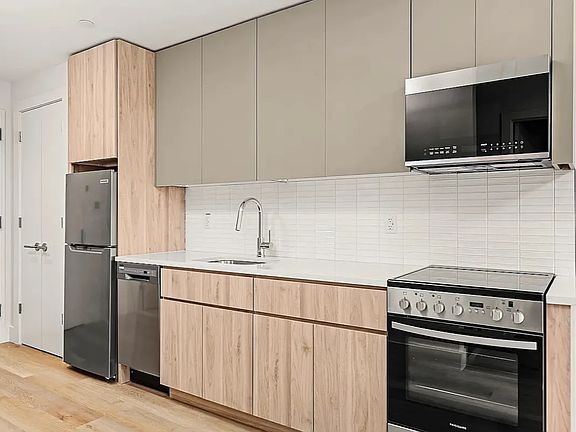 5th image of 130 Willis Ave #204