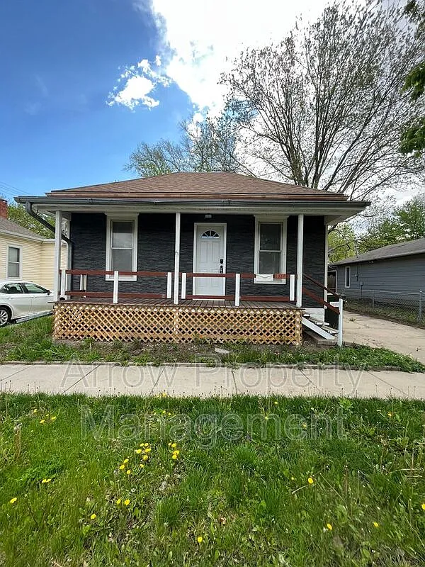 2 bed, 1.0 bath, 840 sqft, $1,200 — Photo 1