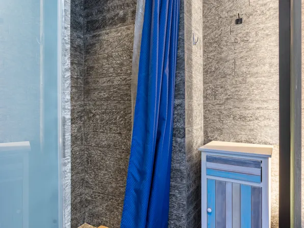 20 Pine Street image 13 of 17