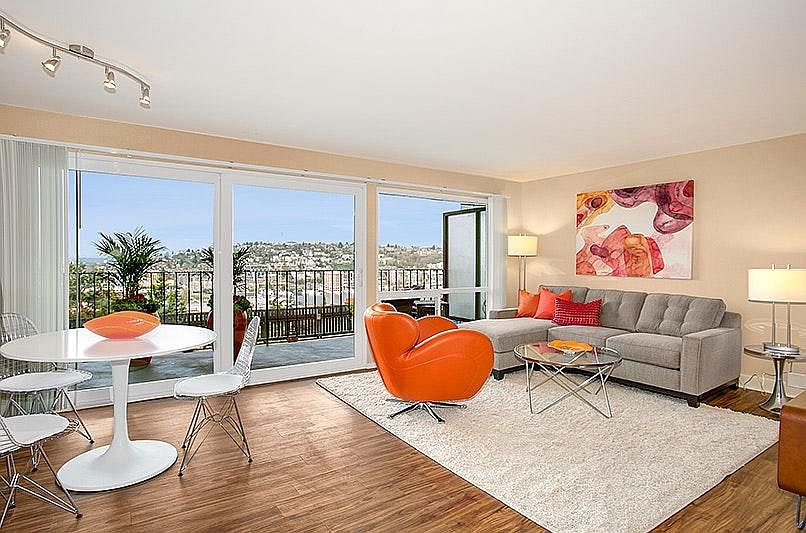 Living room with an incredible corner view