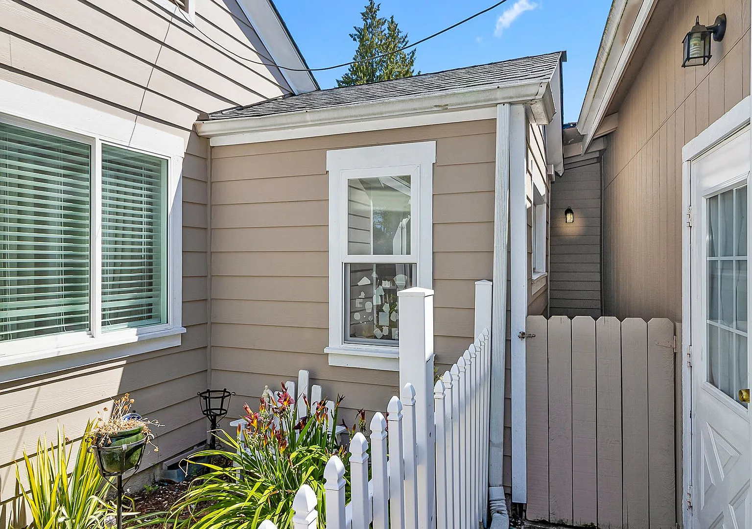 Everett 1 bedroom 3/4 bath detached unit — Photo 2