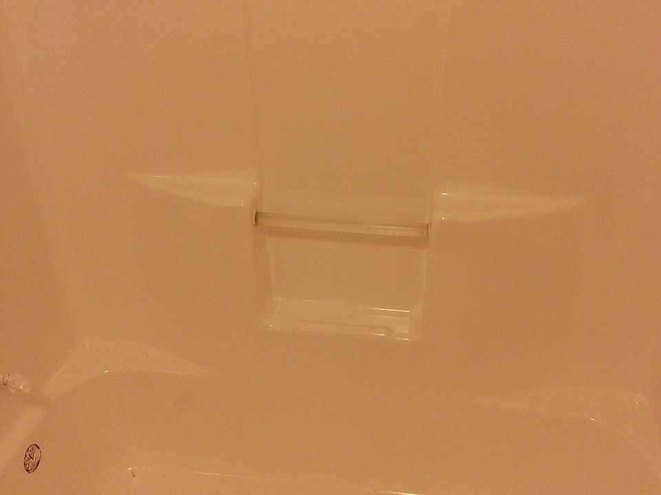 Hall shower/tub