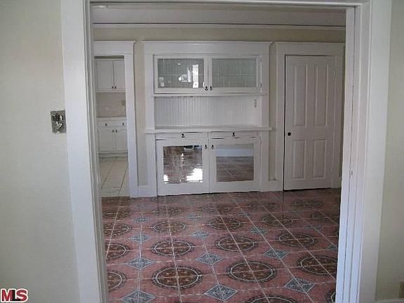 3rd image of 812 W 60th St
