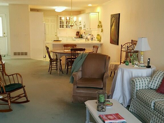 4th image of 4284 Redbush Dr.