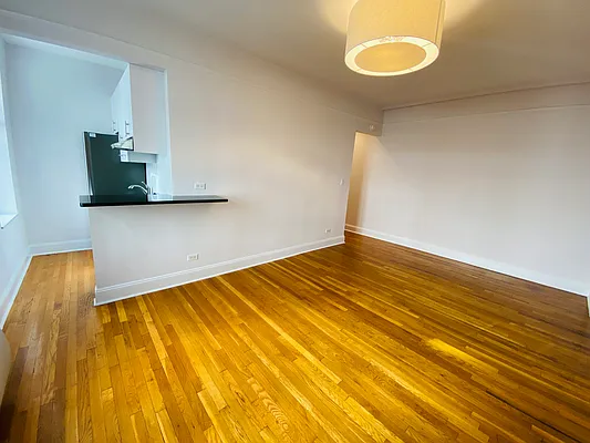 Rented by Metropolis Real Estate of Manhattan | media 17