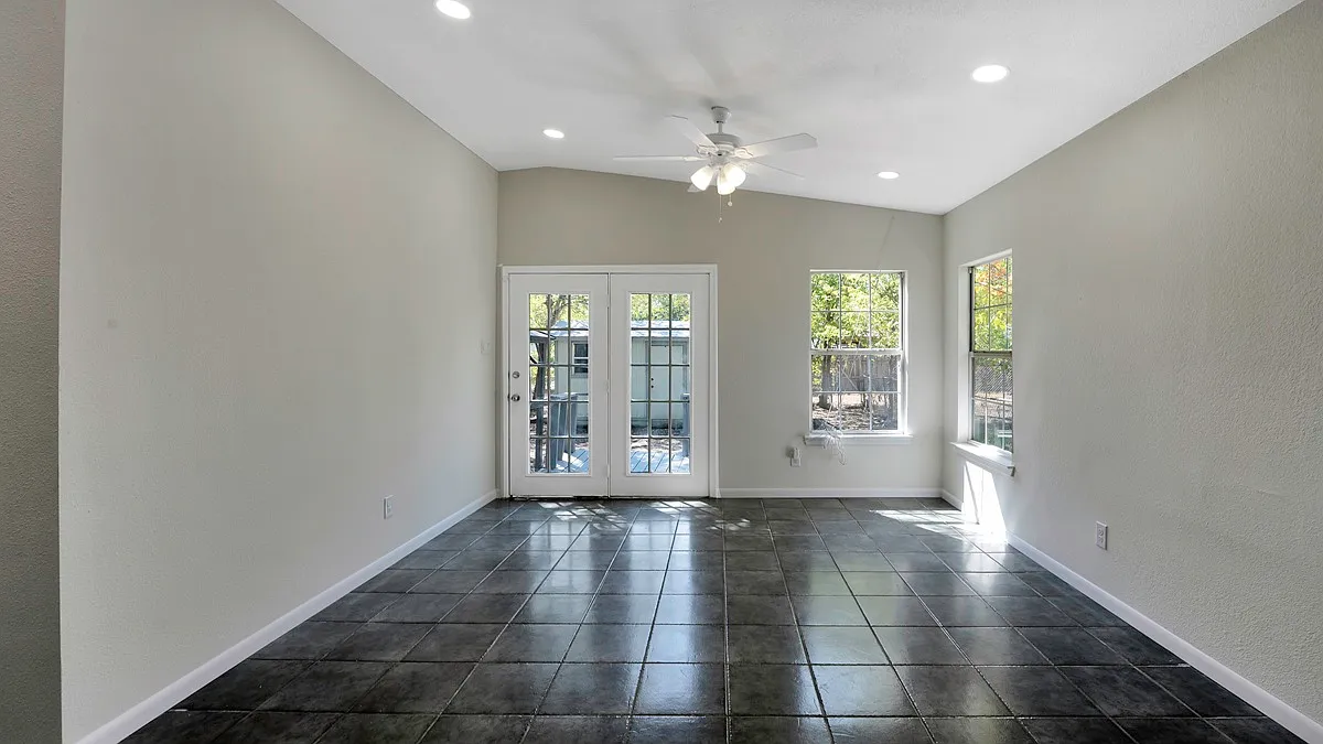 542 Thorain Boulevard - 2 — Photo 3