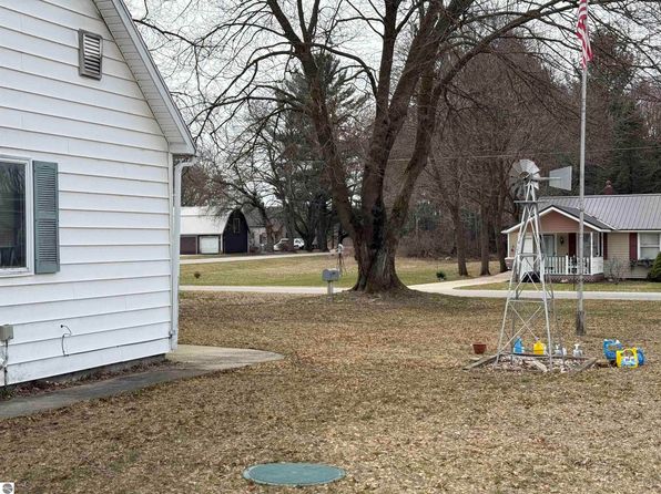6725 S Main St, Falmouth, MI 49632